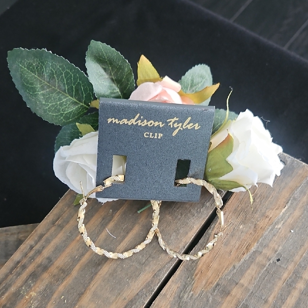 Madison Gold Hair Clip with Floral Design